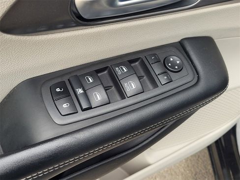 Used 2022 Chrysler Pacifica Touring-L image 11