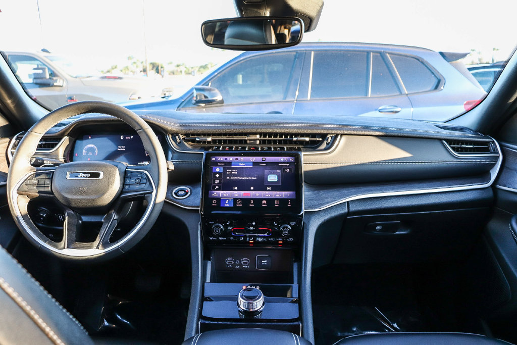 Used 2024 Jeep Grand Cherokee Limited RWD image 13