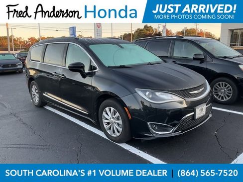 Used 2017 Chrysler Pacifica Touring-L image 1
