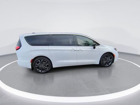 New 2026 Chrysler Pacifica Select image 9