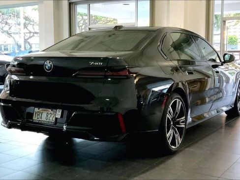 Used 2025 BMW 740i w/ Premium Package RWD image 6