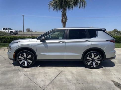 Used 2025 Mitsubishi Outlander SE FWD image 5