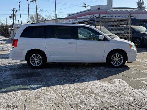 Used 2019 Dodge Grand Caravan SXT image 4