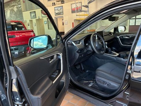 Used 2025 Toyota RAV4 XLE FWD image 9