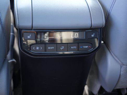 Used 2022 Toyota Highlander Platinum AWD/4WD image 27