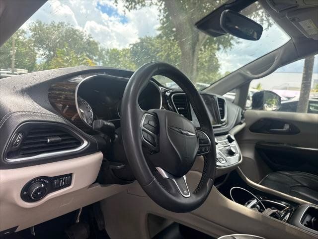 Used 2023 Chrysler Pacifica Limited FWD image 12