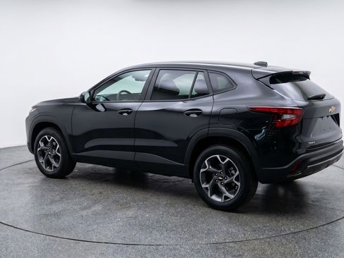 Used 2025 Chevrolet Trax LT w/ LT Convenience Package FWD image 6