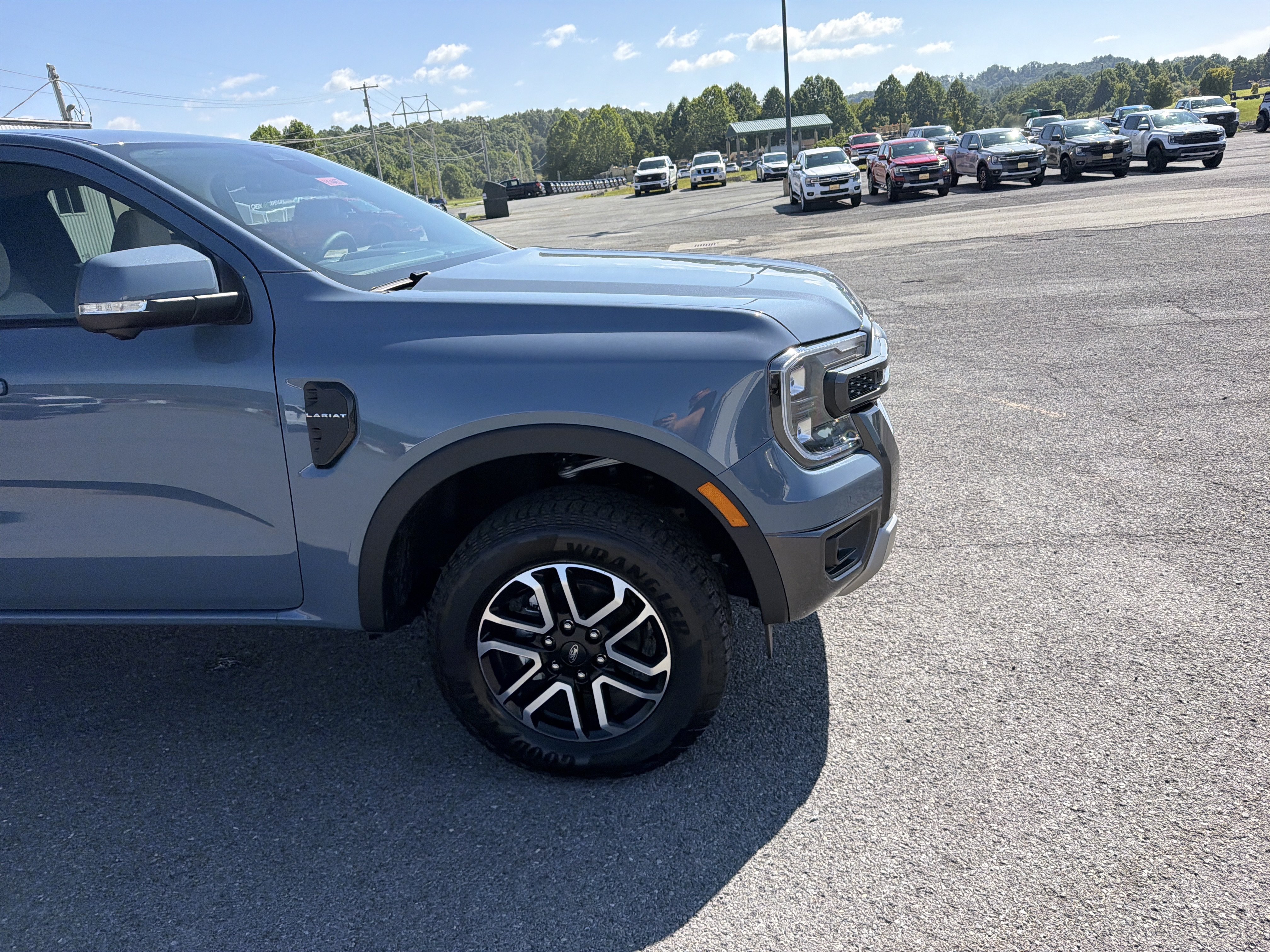 Used 2025 Ford Ranger Lariat w/ FX4 Off-Road Package AWD/4WD image 2