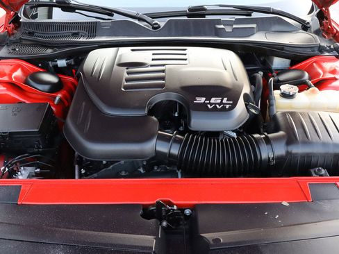 Used 2019 Dodge Challenger SXT image 17