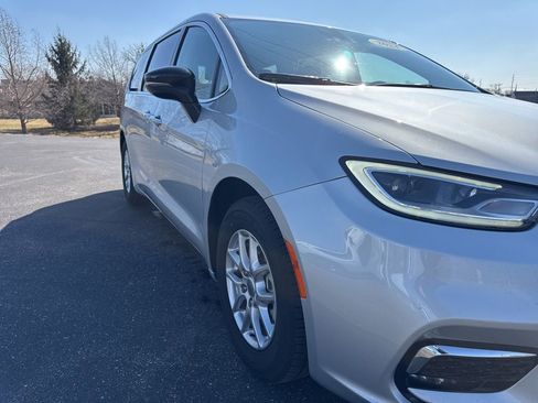 Used 2024 Chrysler Pacifica Touring-L FWD image 19