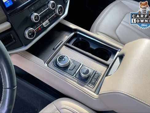 Used 2024 Ford Expedition Limited image 17