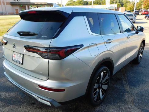 New 2025 Mitsubishi Outlander SE image 5