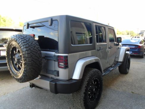 Used 2018 Jeep Wrangler Unlimited Sahara w/ Connectivity Group image 4