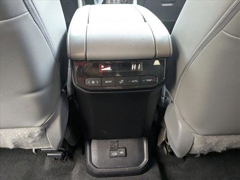 Used 2023 Toyota Highlander XLE image 18