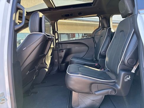 New 2026 Chrysler Pacifica Limited w/ Uconnect Theater Family Group image 26