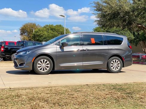 Used 2017 Chrysler Pacifica Touring-L image 19