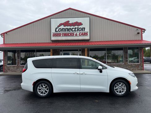 Used 2022 Chrysler Voyager LX FWD image 3