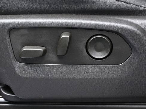 Used 2024 GMC Sierra 3500 SLT w/ SLT Convenience Package image 9