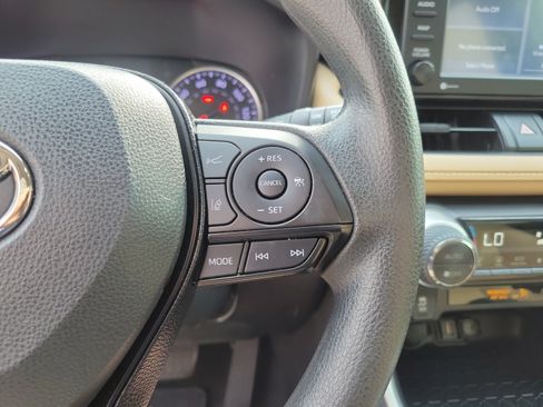 Used 2021 Toyota RAV4 XLE w/ Convenience Package FWD image 14