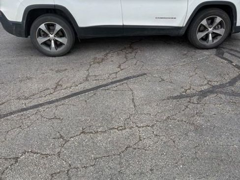 Used 2019 Jeep Cherokee Limited w/ Luxury Group AWD/4WD image 7
