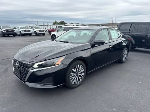 Used 2025 Nissan Altima 2.5 SV FWD image 7