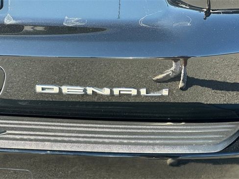 Used 2021 GMC Yukon XL Denali w/ Denali Premium Package image 39