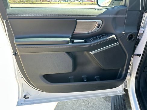 Used 2025 Ford Expedition Platinum image 12