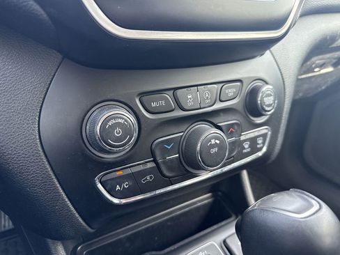 Used 2019 Jeep Cherokee Latitude Plus w/ Cold Weather Group AWD/4WD image 16