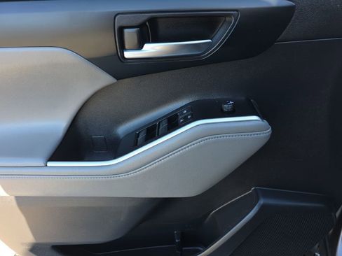 Used 2022 Toyota Highlander XLE image 13