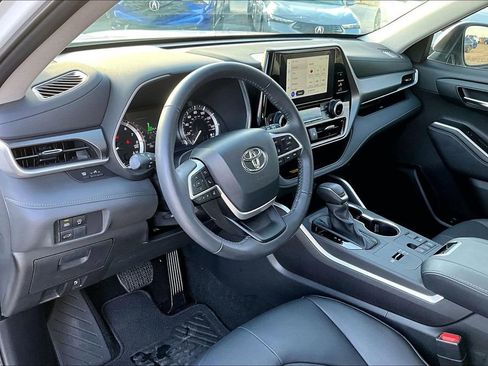 Used 2024 Toyota Highlander LE image 17