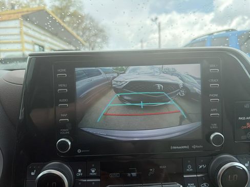 Used 2021 Toyota Highlander XLE AWD/4WD image 30