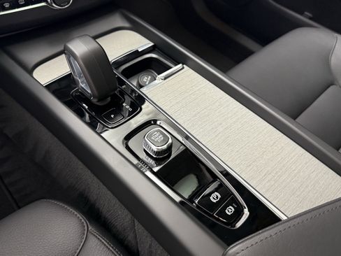 Certified 2025 Volvo XC60 B5 Plus AWD/4WD image 22
