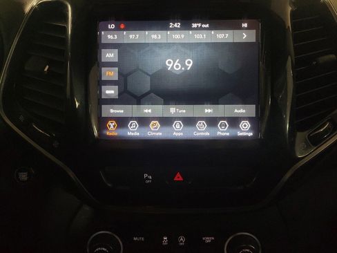 Used 2020 Jeep Cherokee Limited image 25