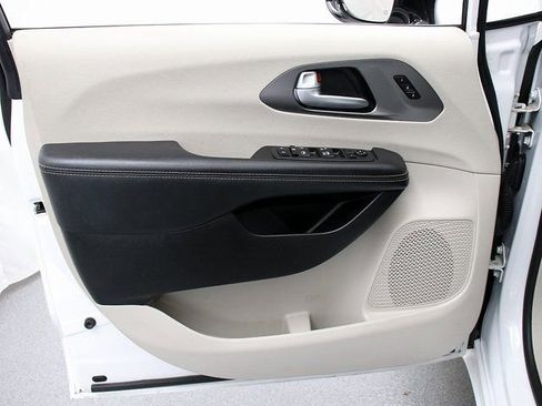 Used 2024 Chrysler Pacifica Touring-L FWD image 24