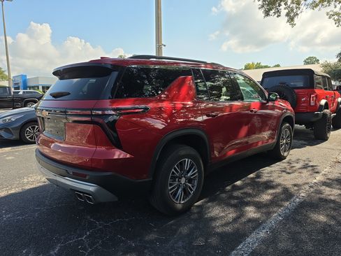 Used 2024 Chevrolet Traverse LT w/ Enhanced Driving Package FWD image 3