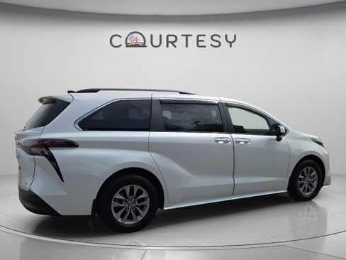 Used 2025 Toyota Sienna XLE FWD image 5