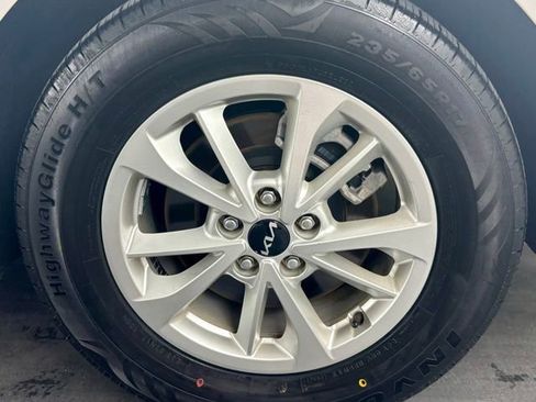 Used 2024 Kia Carnival LX FWD image 8