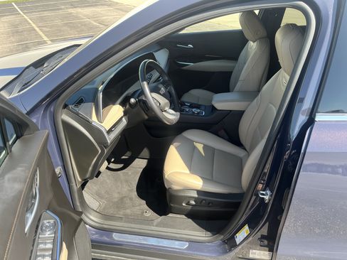 Used 2024 Cadillac XT4 Luxury w/ Cold Weather Package AWD/4WD image 9
