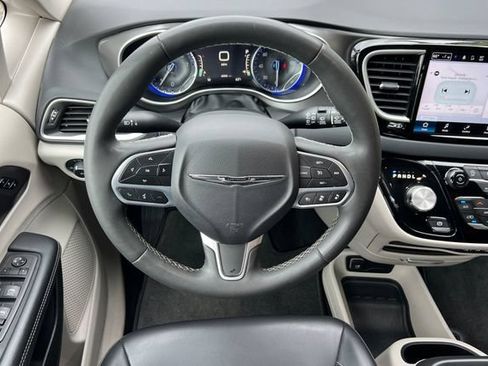 Used 2023 Chrysler Pacifica Touring-L FWD image 17