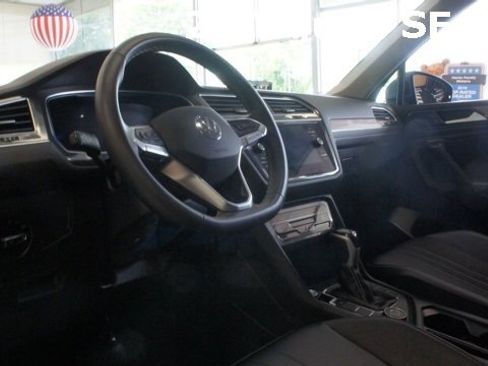 Used 2024 Volkswagen Tiguan SE w/ Panoramic Sunroof Package image 9