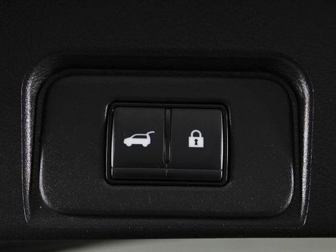 Certified 2025 Nissan Rogue SV image 18