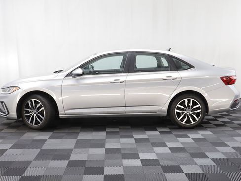 Used 2025 Volkswagen Jetta SE image 4