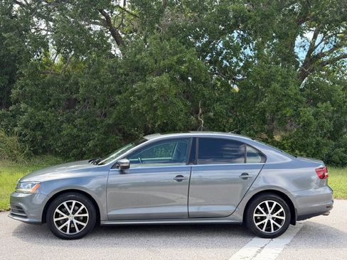Used 2017 Volkswagen Jetta SE image 2