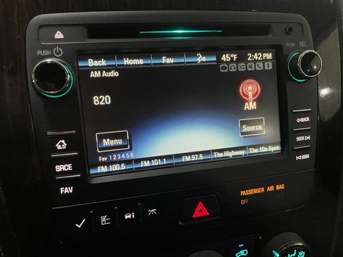 Used 2017 Chevrolet Traverse LT w/ Style and Technology Package image 37