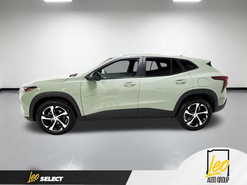 Used 2024 Chevrolet Trax RS w/ Sunroof Package FWD image 11