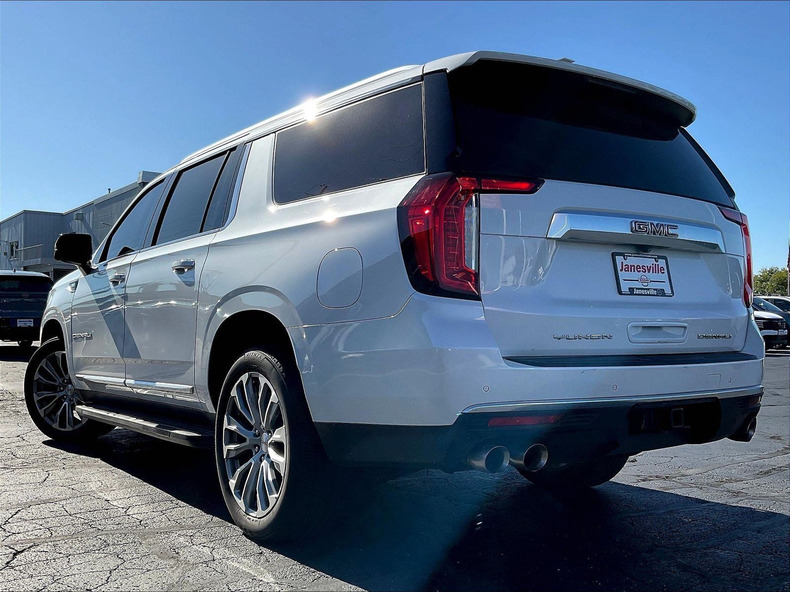 Used 2022 GMC Yukon XL Denali w/ Max Trailering Package AWD/4WD image 3