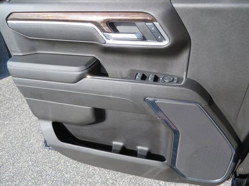 Used 2025 GMC Sierra 1500 Elevation image 28