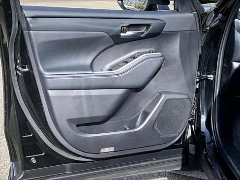 Used 2023 Toyota Highlander XLE image 21