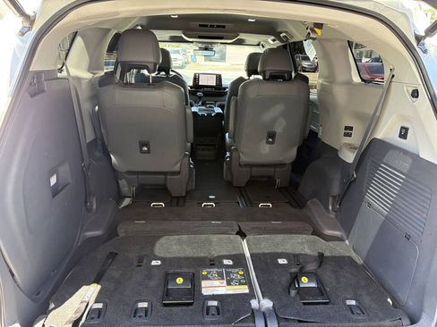 Used 2021 Toyota Sienna Limited FWD image 31