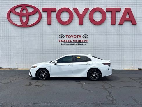Used 2024 Toyota Camry SE FWD image 5